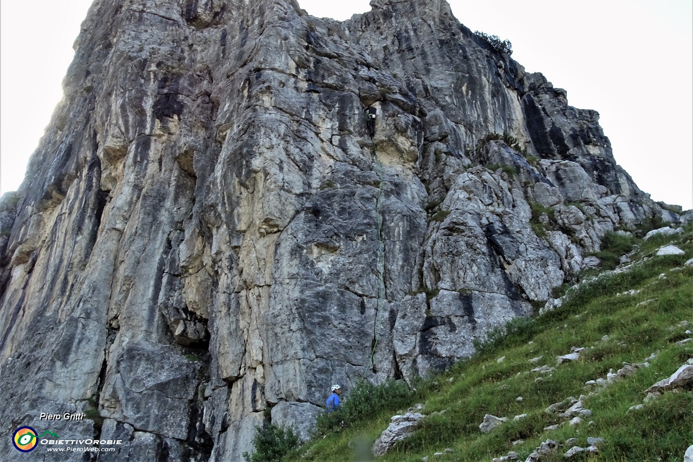 29 Alpinisti in arrampicata sulle pareti rocciose dello Zucco Barbesino.JPG